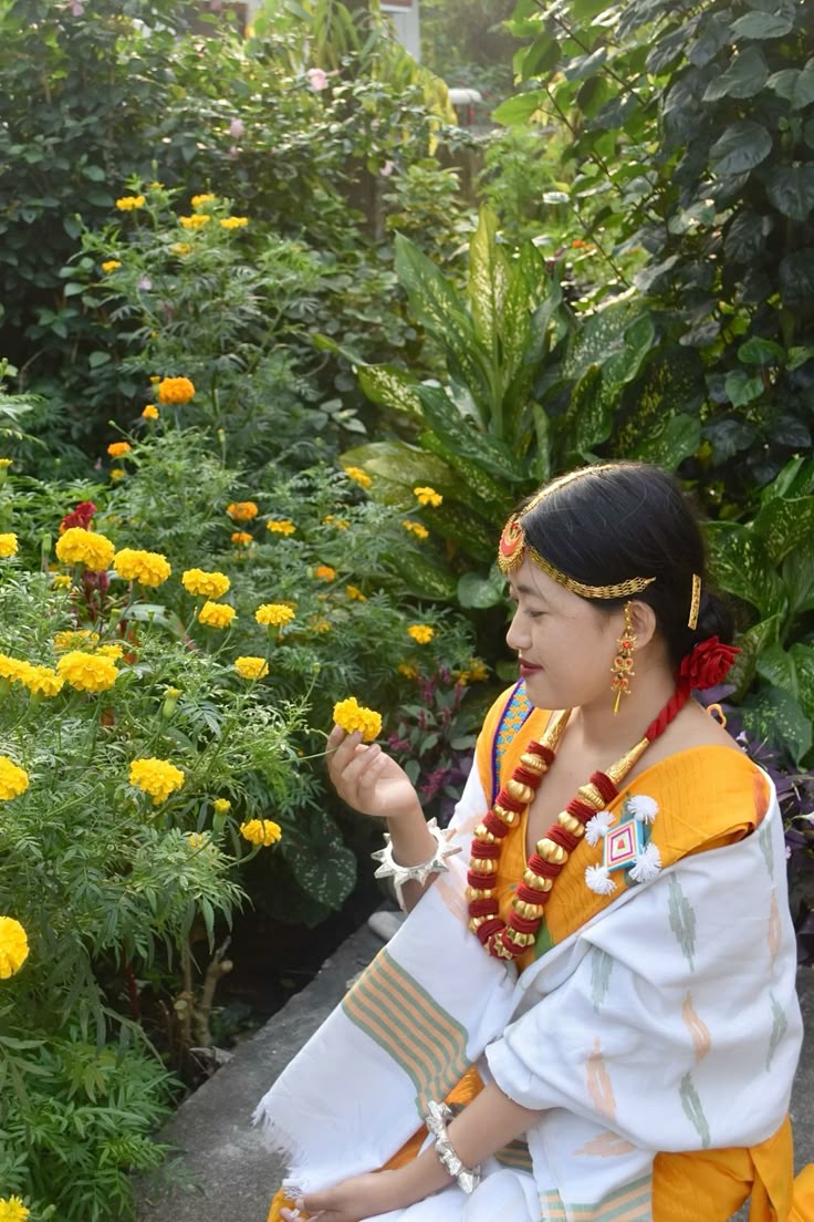 यारलिंग “Yarling Earrings: 7 Powerful Reasons Why These Lotus Bud Jewels Are the Pride of Sikkim’s Limbu Tribe”
